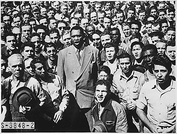 Paul Robeson leading shipyard workers in singing the Star-Spangled Banner, September 1942.